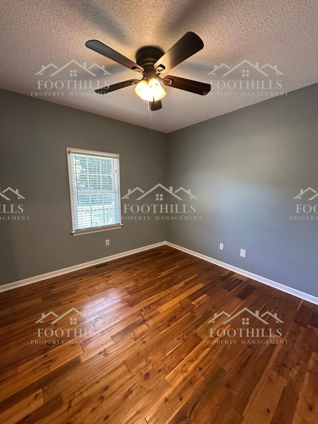 Building Photo - Stylish and Spacious 4-Bed Home with Scree...