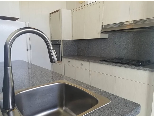 Building Photo - Three bedroom, Two Bath Single Family Home in the Kuliouou-Kalani Iki Neighborhood!