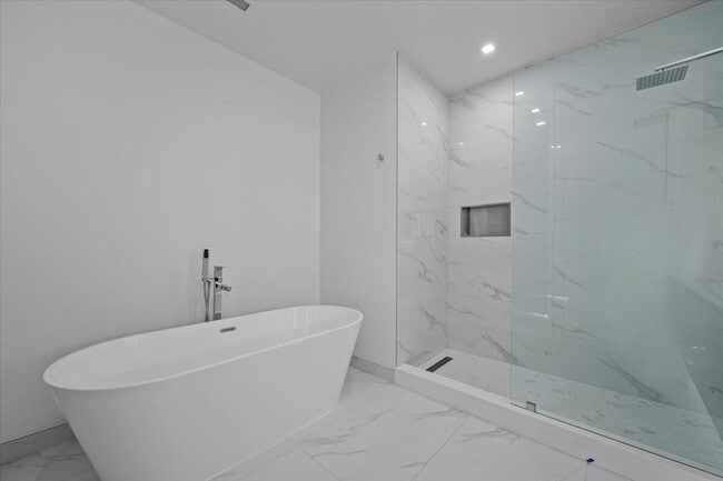 Building Photo - 220 Lake Shore Dr