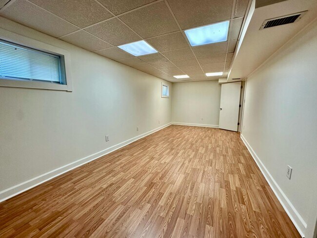 Building Photo - 533 Inwood Dr