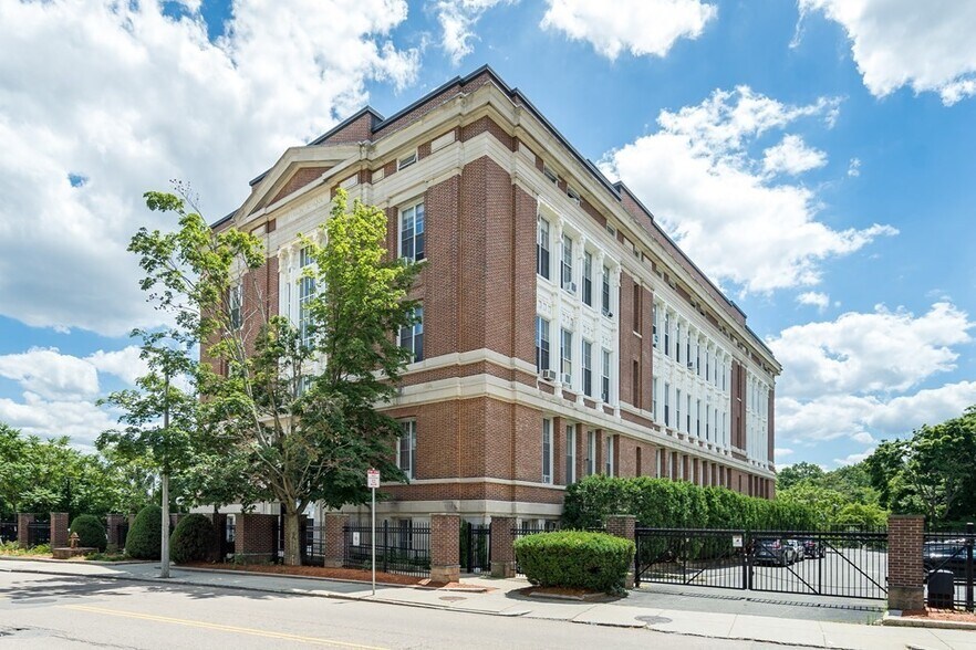 Building Photo - 240 Heath St