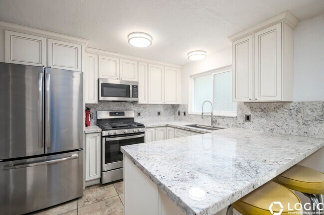 Building Photo - 12055 Cinnamon Ridge Rd