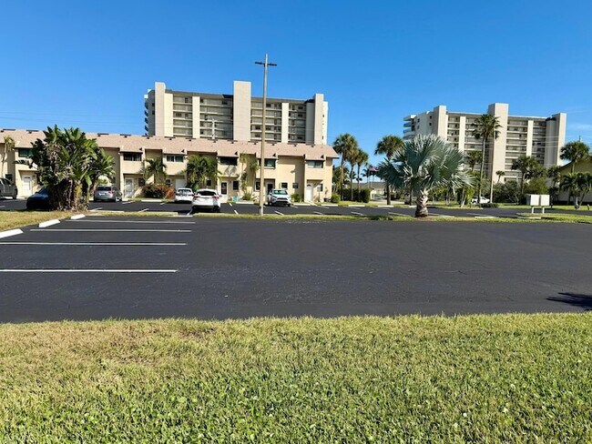 Building Photo - 4235 N Hwy A1A