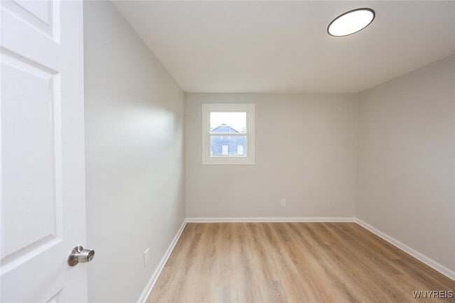 Building Photo - 862 Falcon Dr