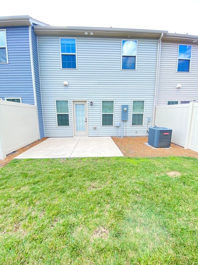 Building Photo - 3bed/2.5ba townhome Ideally Located betwee...