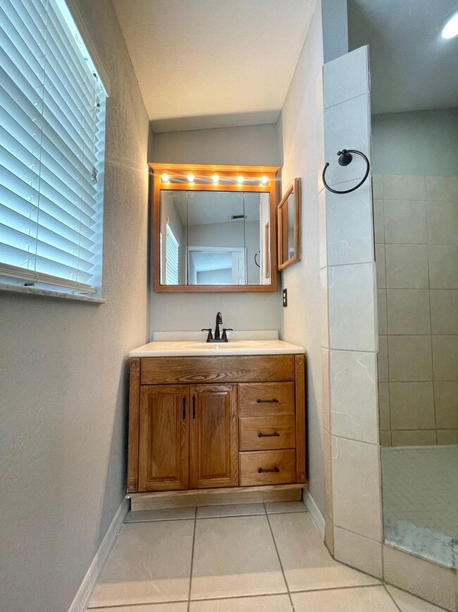 Building Photo - 3/2 ALAFAYA WOODS ADORABLE HOME in OVIEDO!