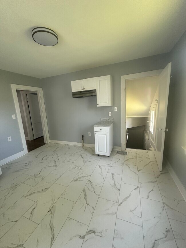 Building Photo - 529 Beecher St