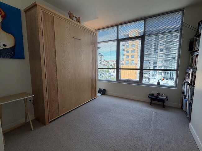 Building Photo - 425 W Beech St