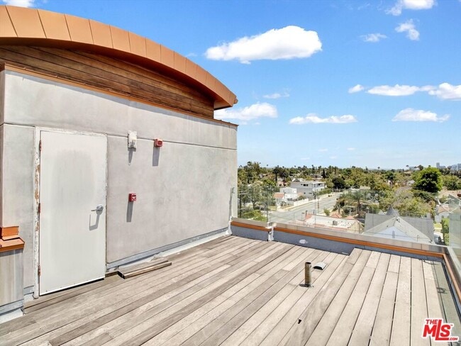 Building Photo - 600 S La Brea Ave