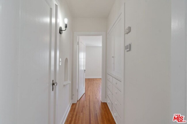 Building Photo - 5606 S Rimpau Blvd