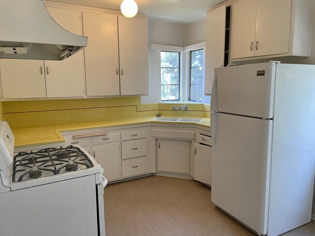 Kitchen - 4860 Riverton Ave