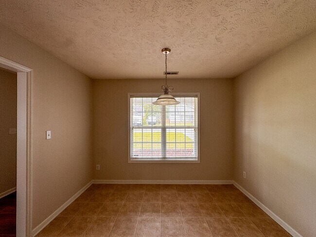 Building Photo - Lovely 3 Bed 2 Bath Plus Bonus Room Home in Raeford