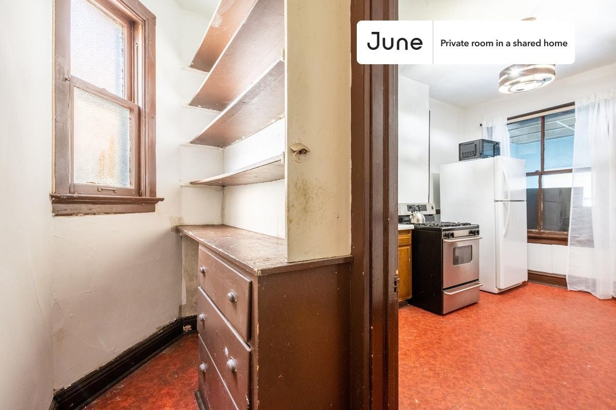 Building Photo - Room in Shared 3 bed/1 bath home