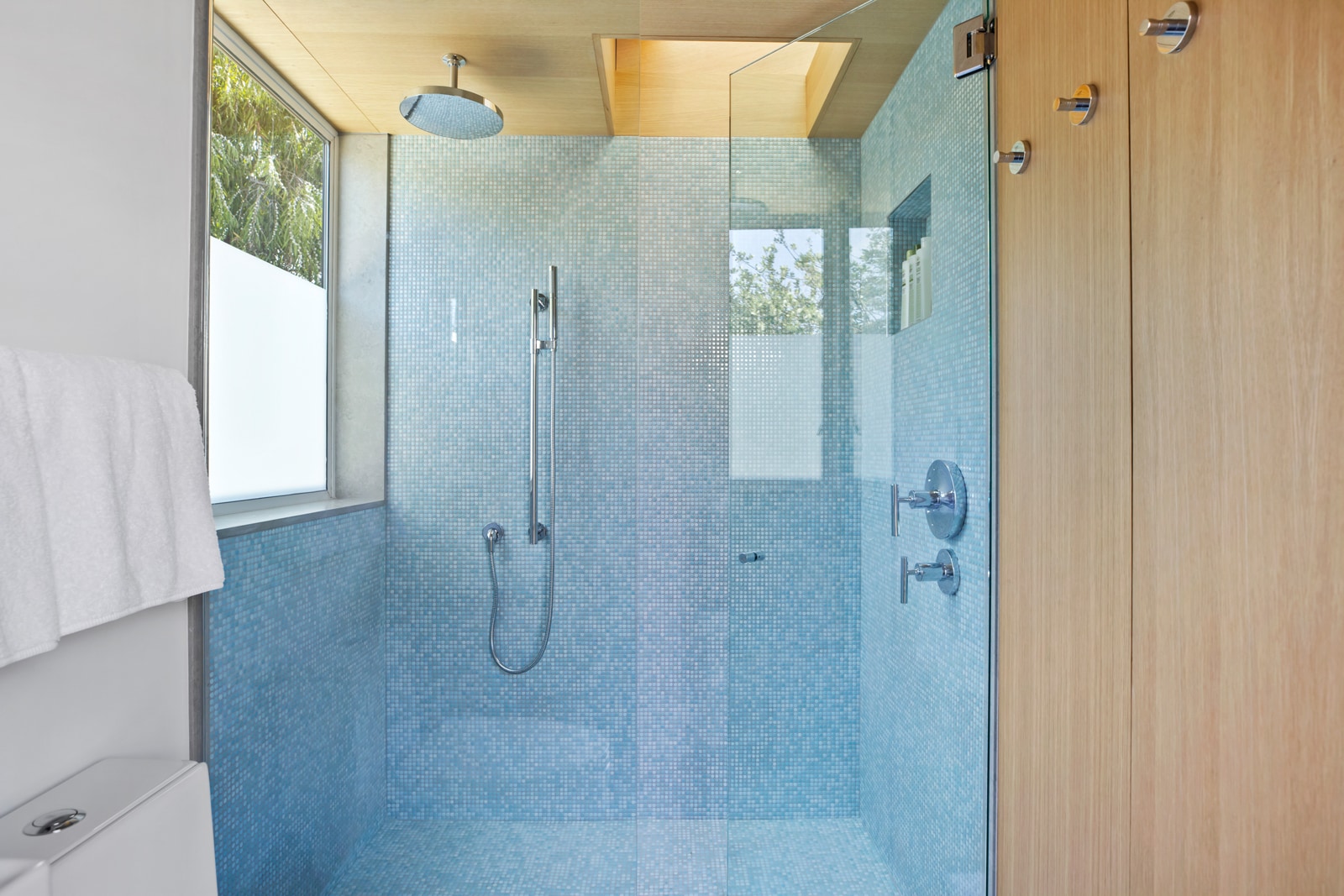 Shower - 925 Milwood Ave