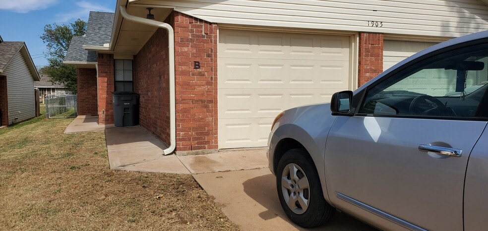 Building Photo - 1905 SW E Ave