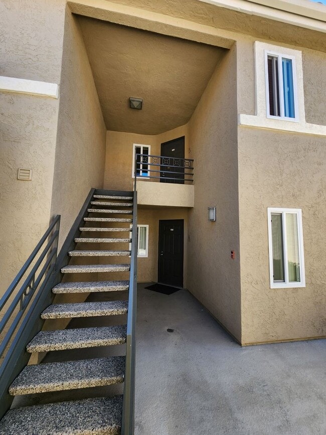 Building Photo - 2 Bedroom Upper Unit in UTC