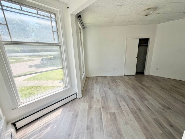 Building Photo - 3 Bedroom Apartment Superior South End Location Burlington Available 7/1! OFF STREET PARKING + LA...