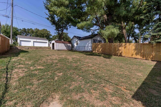 Building Photo - Benson Beauty!