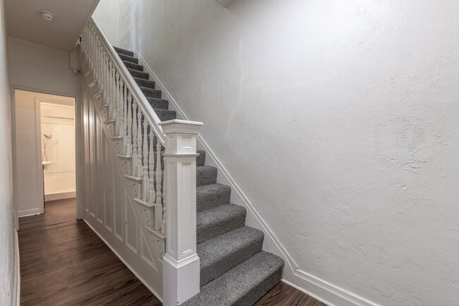 Building Photo - AVAILABLE OCTOBER 15th - Quirky 3+ Bedroom...