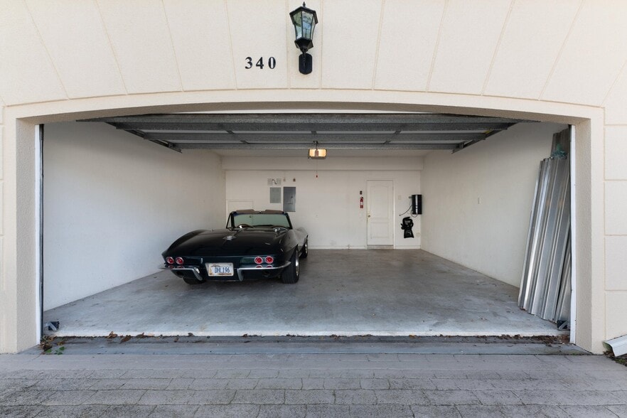 Building Photo - 340 Jacaranda Dr