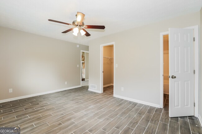 Building Photo - 3355 Luxembourg Cir