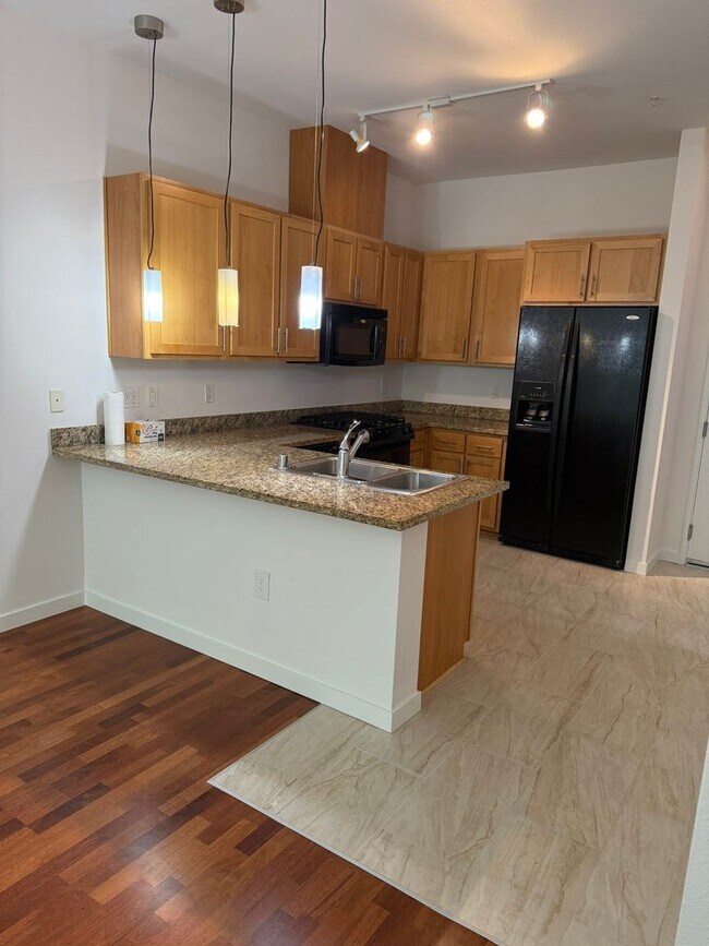Building Photo - 1bd/1ba Kirkland Condo