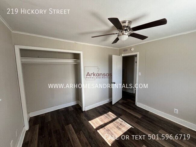 Building Photo - 219 Hickory St