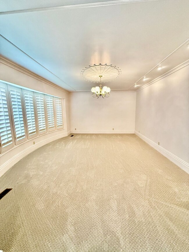 Building Photo - Distinctive and Spacious 5-BR Home in Bloomington