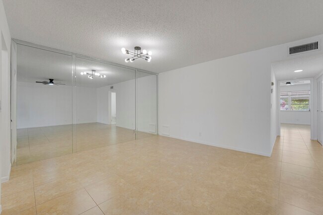 Building Photo - 1142 Cir Terrace W