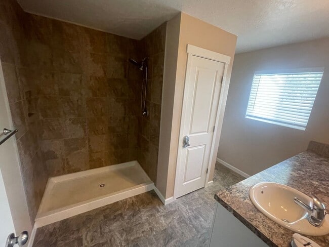 Building Photo - Mead Schools-4 bedrooms, 2 bathrooms House with 2 Car Detached Garage