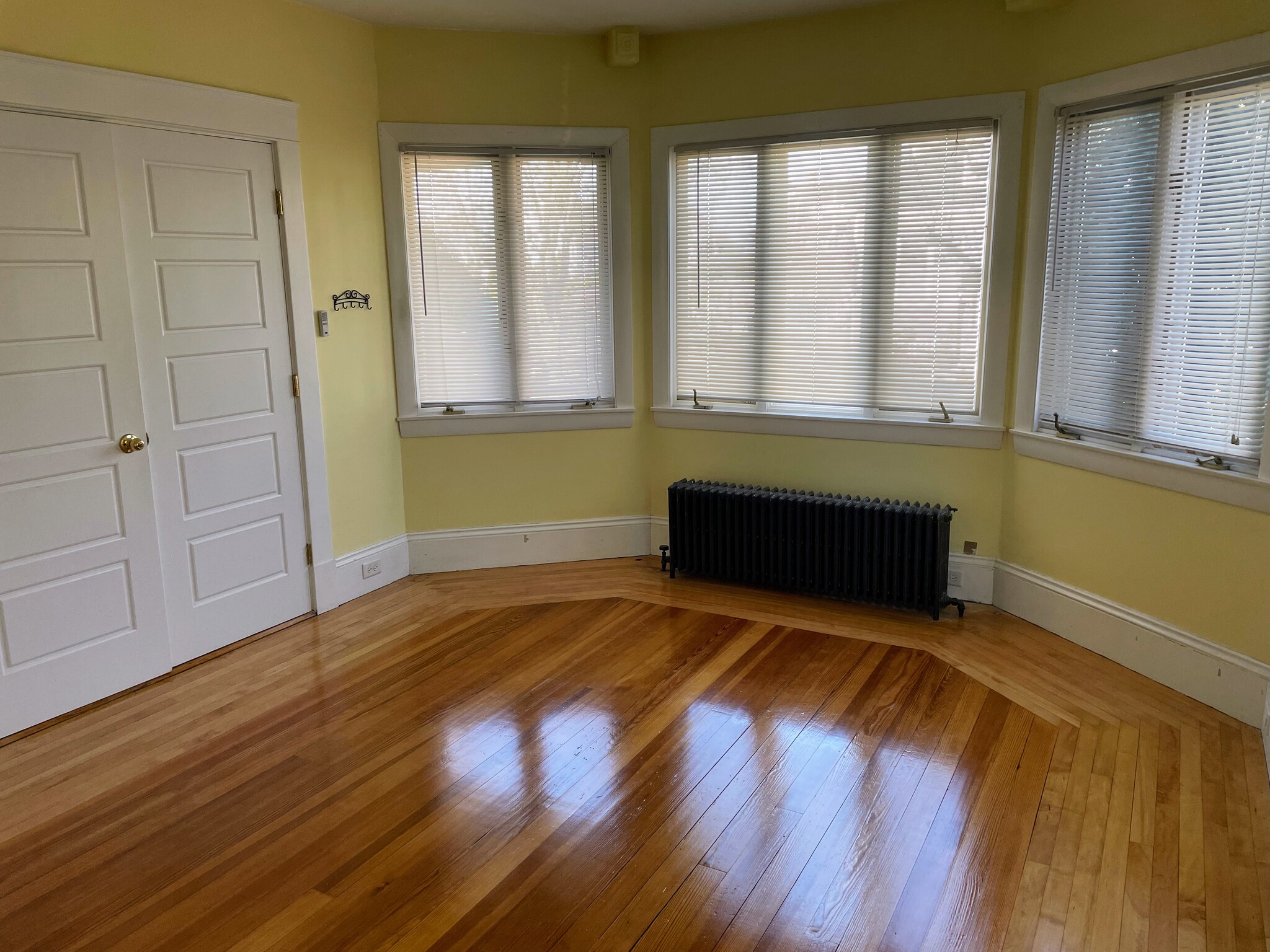 Living Room - 637 Dix St