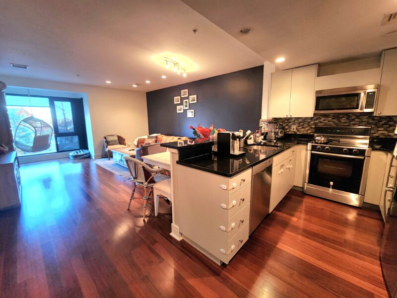 Building Photo - 533 Cambridge St