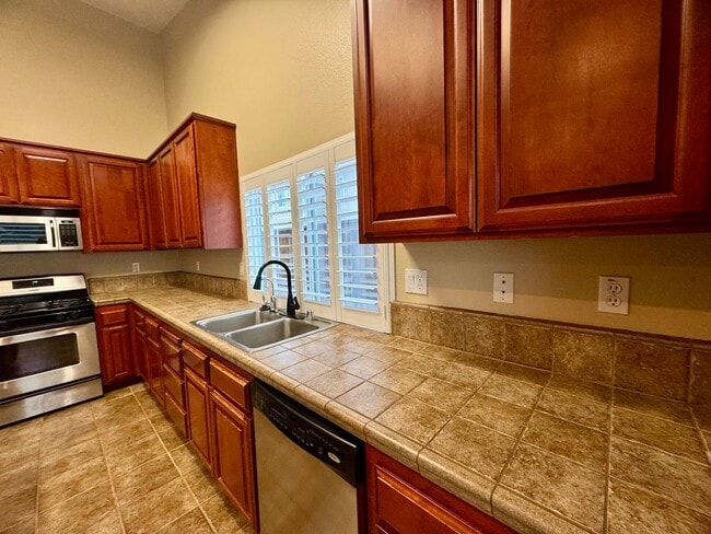 Building Photo - Spacious 3 Bedroom 3 Full Bathrooms Available Now!