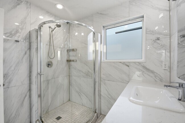 Building Photo - Beautiful Houston Home Featuring a Private Pool