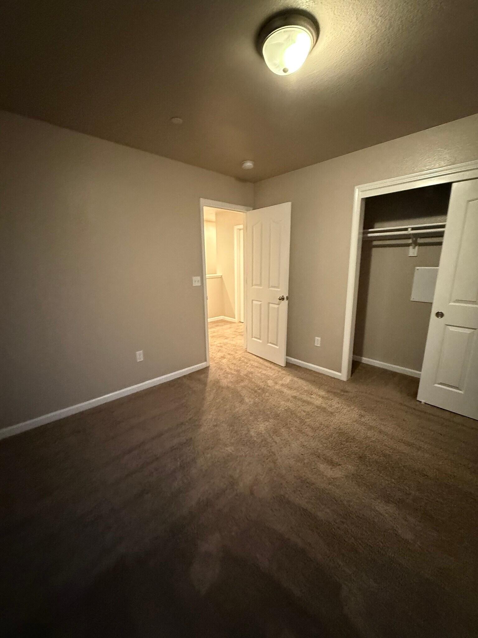 1st bedroom - 4358 Strathmore Pl