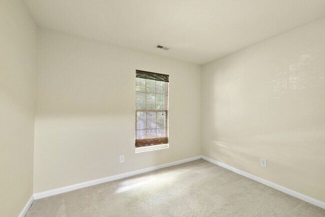 Building Photo - %16 Walnut Woods DR