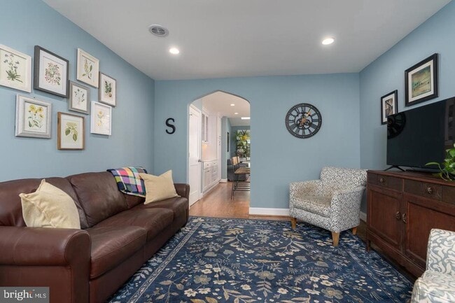 Building Photo - 1147 Colonial Ave