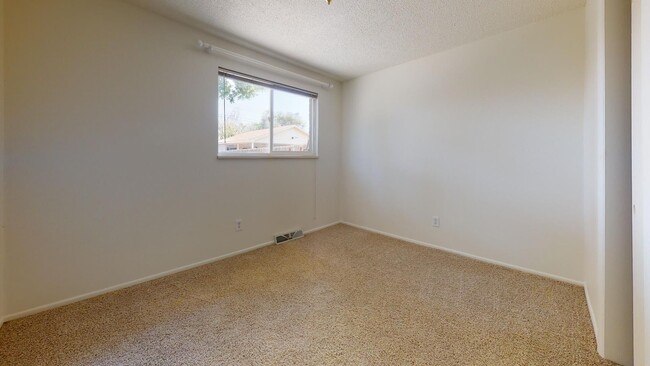 Building Photo - 2 bd 1ba duplex in Longmont!