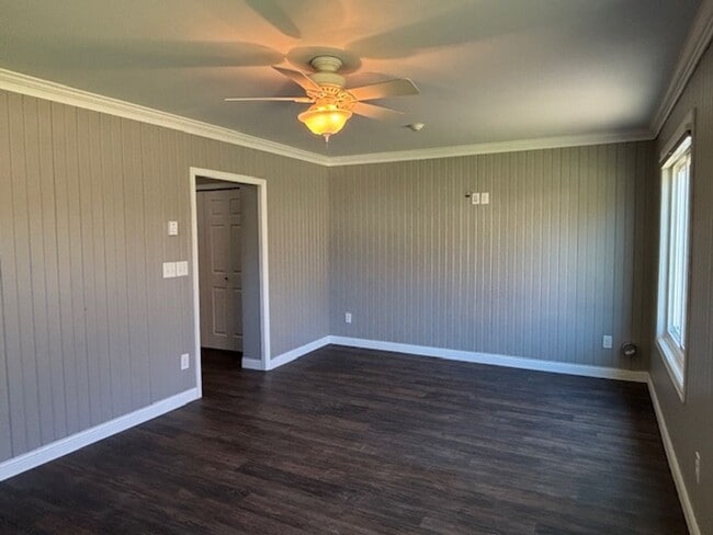 Building Photo - Available NOW! Gorgeous 3BR/2 BA Unit in Hastings!