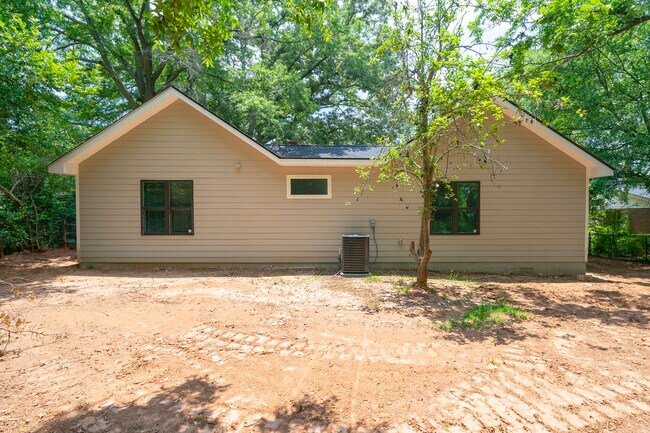 Building Photo - 1247 Cherokee Ave