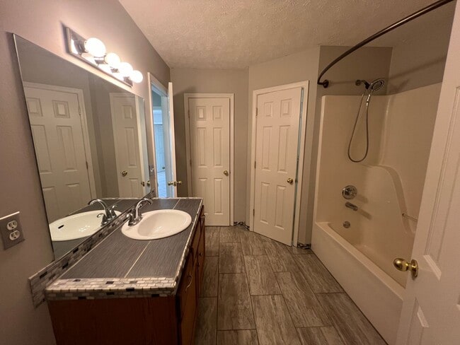 Building Photo - 3 BR 2 Bath home with 2 Car Garage and Hug...