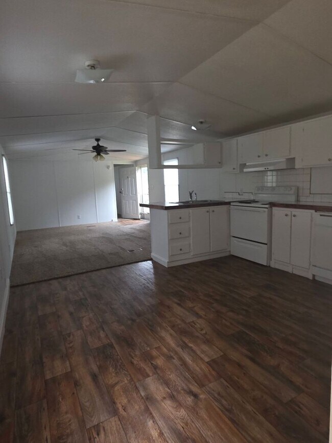 Building Photo - Ready to Move in