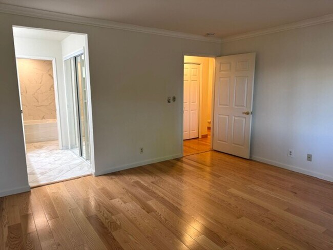 Building Photo - Beautiful single level townhome in Pleasant Hill with 2 car attached garage!