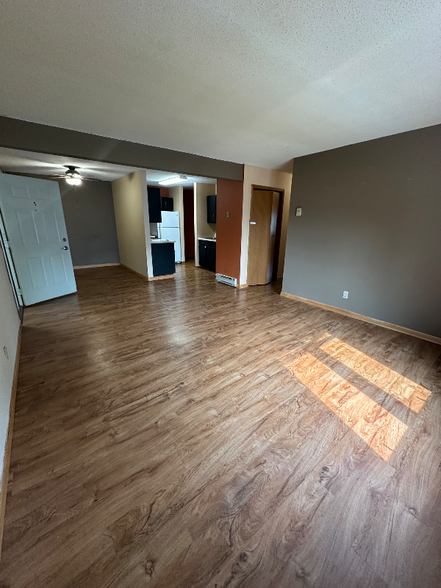 Building Photo - 103 Cottonwood Ave N