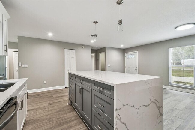 Building Photo - 6005 Lakeside Dr