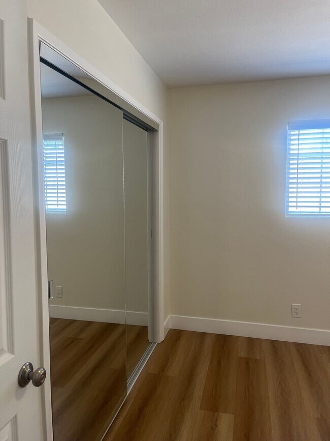 Building Photo - 1147