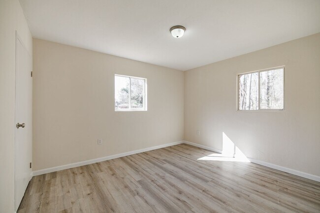 Building Photo - Fully Updated 2-Bedroom Home with Spacious Backyard & Prime East Athens Location!