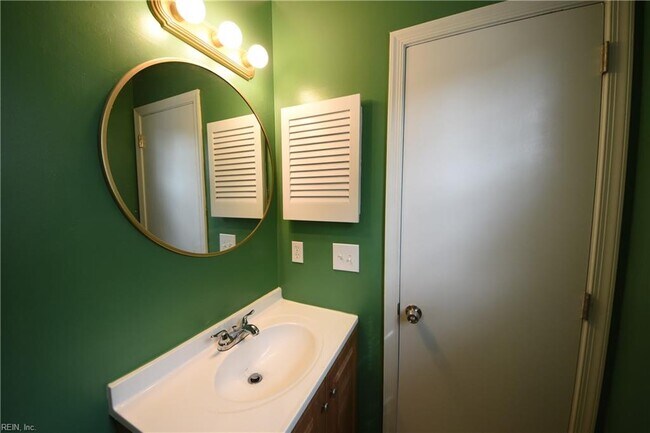 Building Photo - 1549 River Creek Crescent