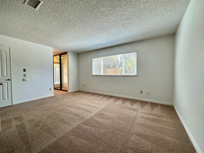 Building Photo - Charming 2 bedroom 2 bathroom home located in south Sacramento!