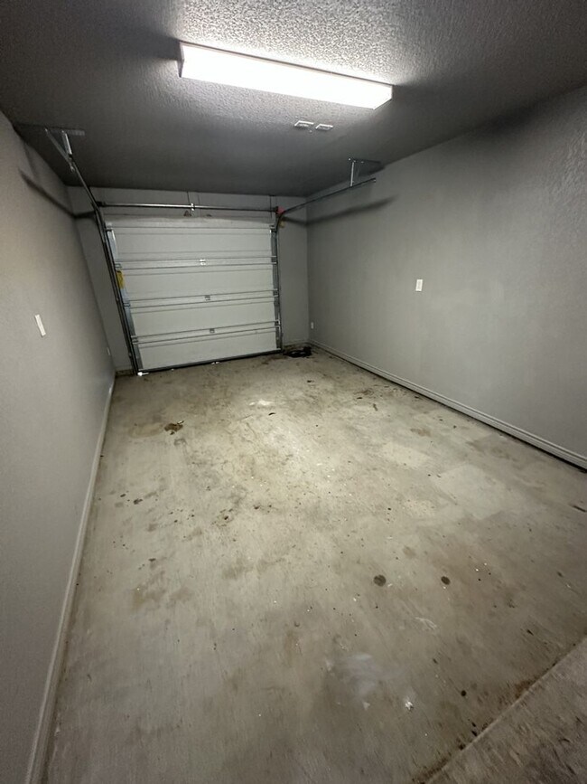 Building Photo - AVAILABLE NOW!